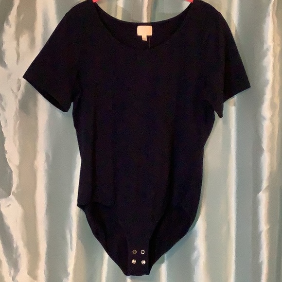 Hot in Hollywood Tops - Hot In Hollywood Ladies Navy Bodysuit, short sleeves. New with tags 💕 Large